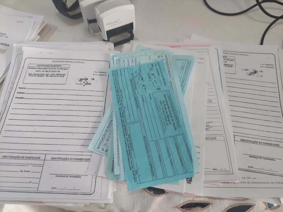 Documentos em branco e já carimbados, apreendidos durante operação do MP contra o exercício ilegal da medicina no RN — Foto: Divulgação