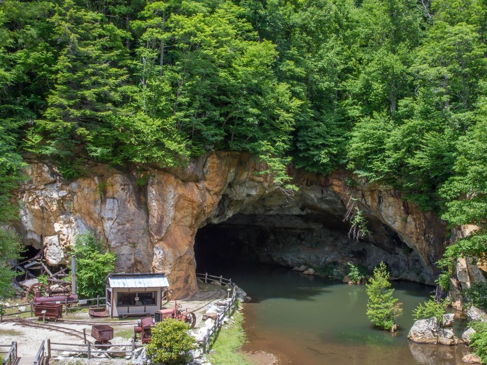 Entrada da mina, que fica dentro da atração turística Emerald Village — Foto: Getty Images