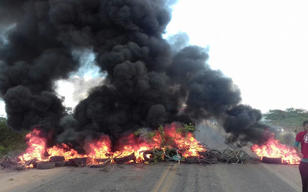 Manifestantes queimaram pneus na BR-116, contra prisão do ex-presidente Lula (Foto: Divulgação/ CUT)