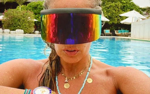 Adriane Galisteu curte piscina com óculos gigante e internautas zoam