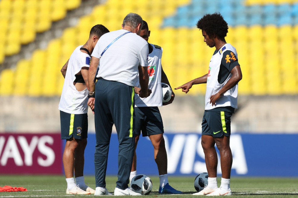 Dedos? Tite participa de roda com Coutinho, Jesus e Willian (Foto: Lucas Figueiredo/CBF)