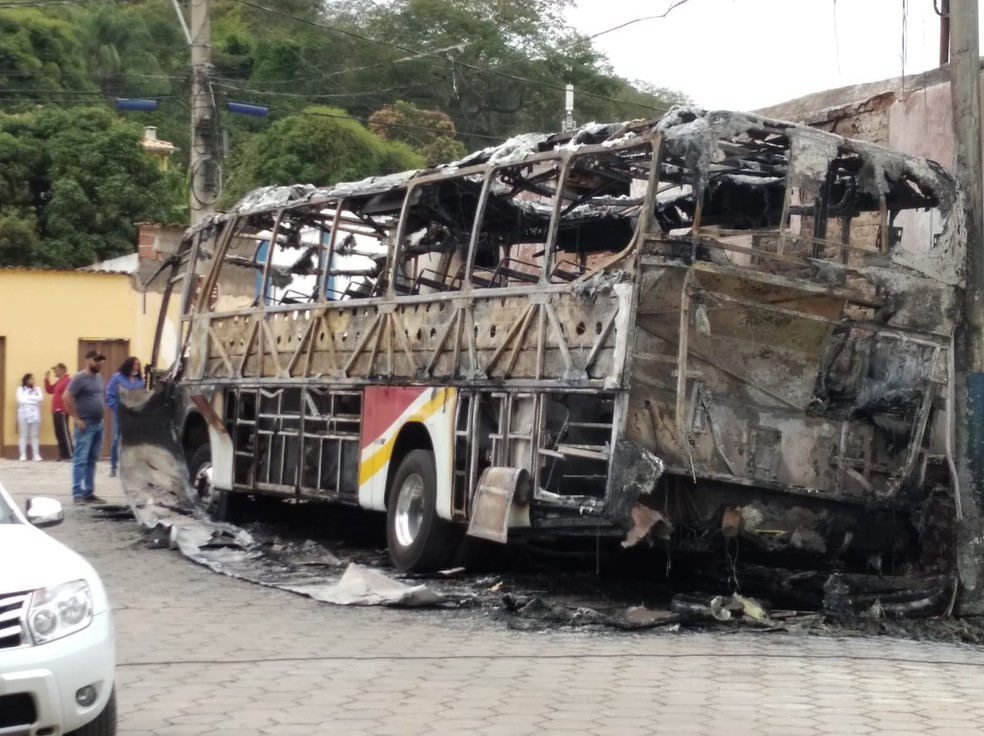 Ônibus incendiado em Ferros — Foto: Redes Sociais