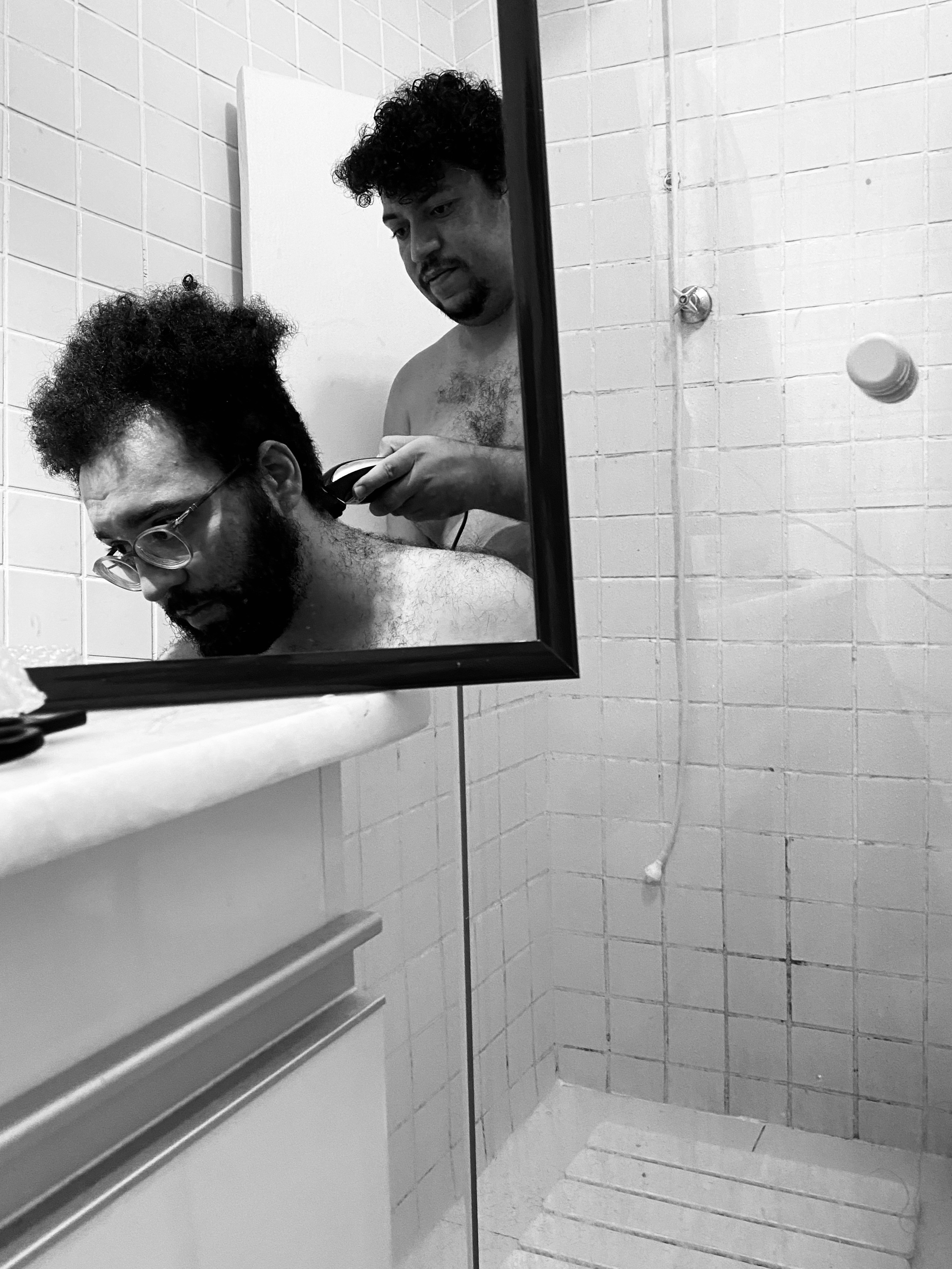 Matheus e Isaac Palma cortam o cabelo durante a quarentena (Foto: Divulgação)