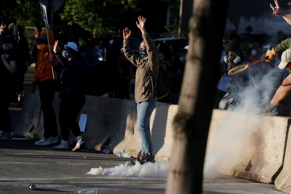 29 de maio – Homem ergue os braços em protesto contra a morte de George Floyd, em Minneapolis, Minnesota — Foto: Carlos Barria/Reuters