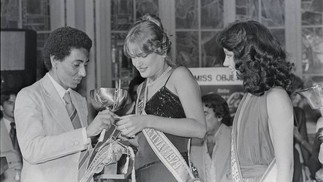 Xuxa Meneghel eleita Miss Objetiva 79, no Fluminense Futebol Clube, em novembro de 1979. A modelo recebeu o troféu das mãos do fotógrafo Wilson Alves  — Foto: Divulgação