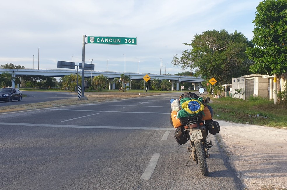 Valadarense viaja até o Alasca de moto — Foto: Marcone Gomes/Arquivo pessoal 