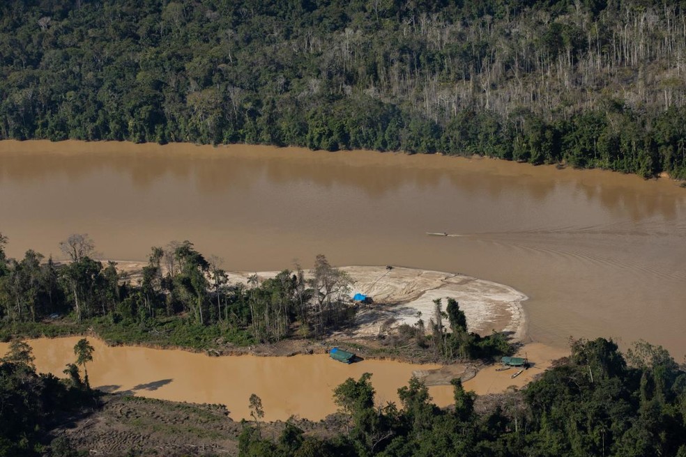 Garimpo no rio Uraricoera, na Terra Indígena Yanomami.  — Foto: Bruno Kelly/HAY/Arquivo