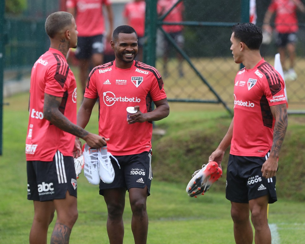 Nikão foi a campo no treinamento desta tarde no São Paulo — Foto: Rubens Chiri / saopaulofc