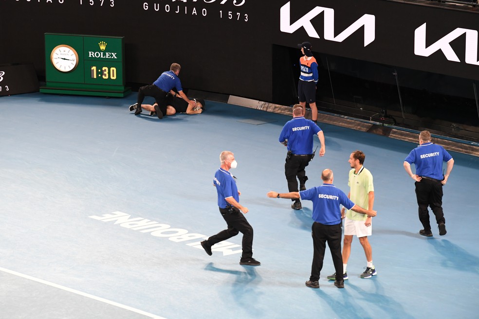 Seguranças retiram invasor e protegem Daniil Medvedev na final do Australian Open — Foto: Getty Images