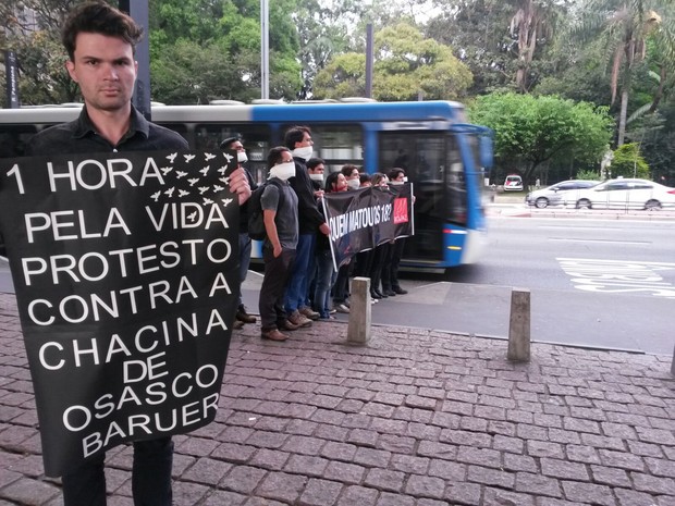 Manifestantes protestam contra a morte de 18 pessoas em Osasco e Barueri (Foto: Carolina Dantas/G1)