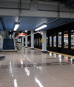 Projeto piloto captura a energia produzida pelas frenagens nos trilhos de trens (Foto: Estação da Filadélfia/SEPTA Divulgação)