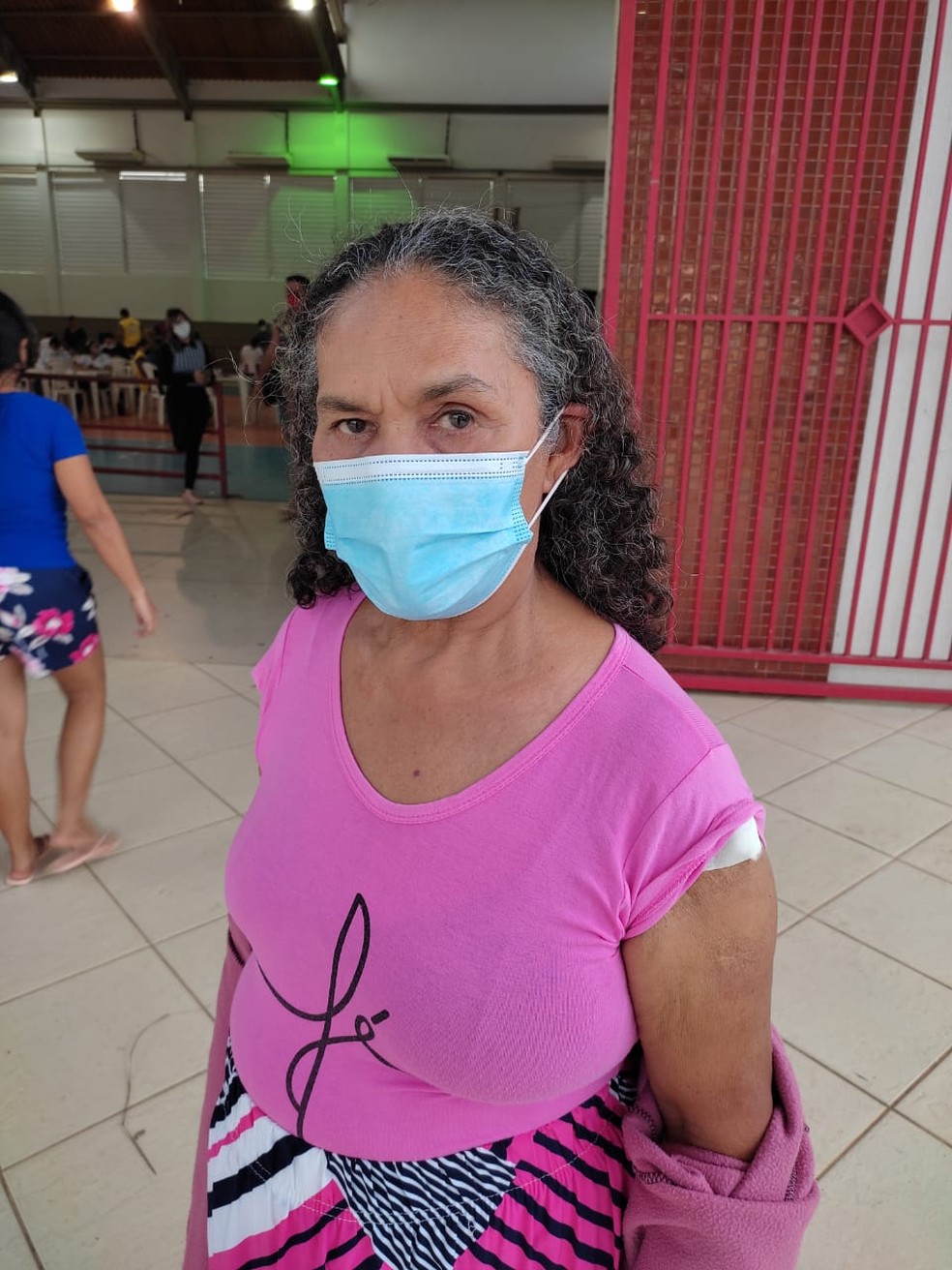 Maria do Nascimento disse que estava com medo, mas foi se vacinar neste domingo (20)  — Foto: Elizânia Dinarte/CBN Rio Branco