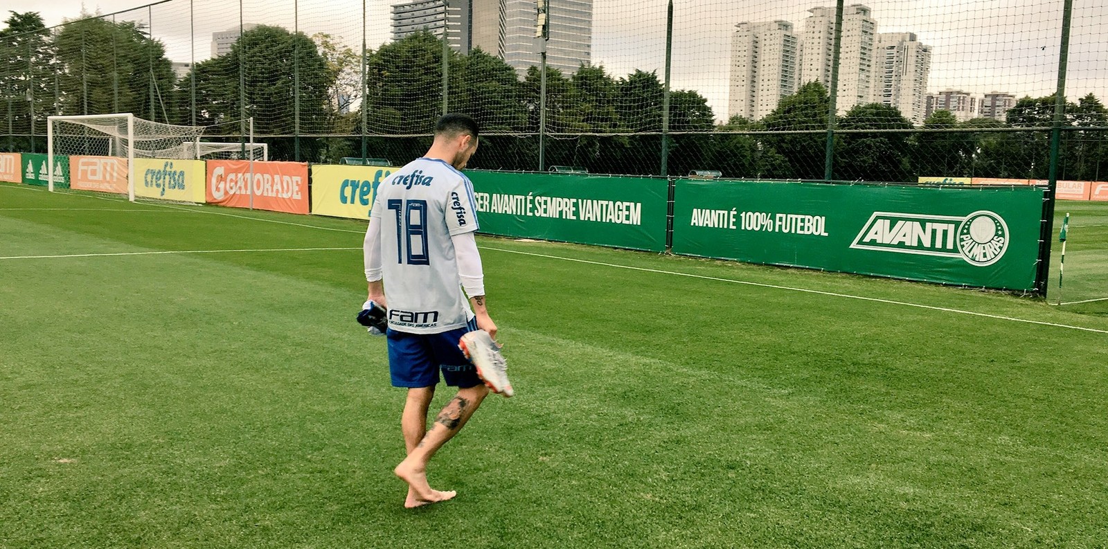 Guerra volta a treinar com bola, e Palmeiras dá atenção a finalizações