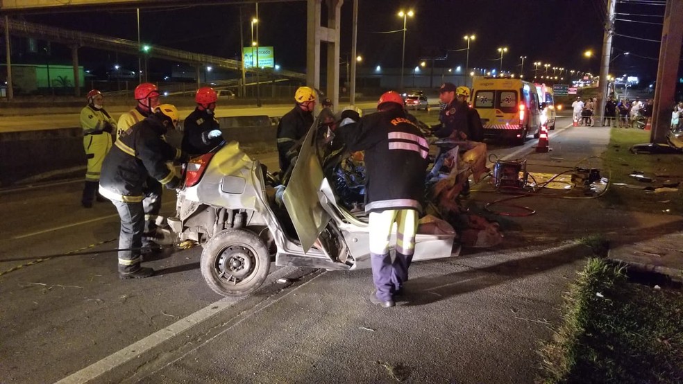 Com o impacto, carro ficou preso em uma das vigas da passarela em São José — Foto: PRF/ Divulgação