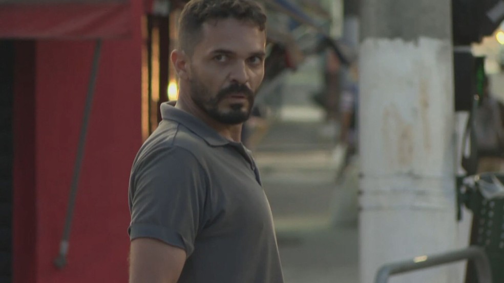 Homem agrediu jornalistas com uma corrente e um cachorro  — Foto: Reprodução/TV Globo