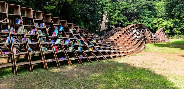3.600 painéis de madeira foram unidos formando degraus que podem servir de prateleiras e bancos de leitura (Foto: Designboom/ Reprodução)