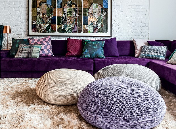 Os tons de roxo são uma das características do estilo bohemian. No projeto do arquiteto Thiago Passos, foram usado no sofá, nas almofadas desparceiradas e nos pufes (Foto: Lufe Gomes/Editora Globo)
