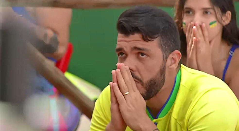 Torcedor em praia de Fortaleza no jogo entre Brasil e Croácia. — Foto: Reprodução/TV Verdes Mares
