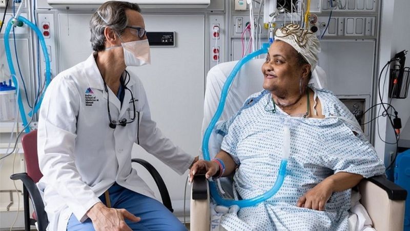 BBC O médico Eric Genden e a paciente Sonia Sein, que recebeu transplante inédito de traqueia de um doador. Ela havia sofrido danos graves ao ser submetida a intubação após um ataque de asma (Foto: Mount Sinai Health System via BBC)