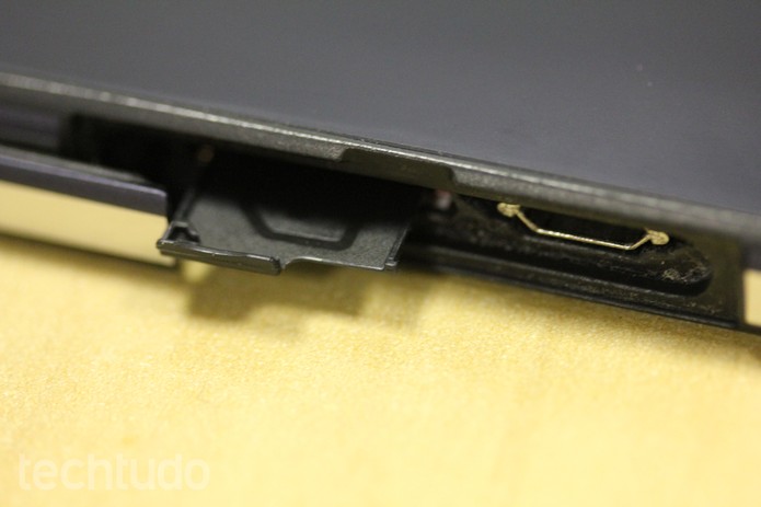 Remova a gaveta do chip do Xperia Z2 com cuidado (Foto: Carol Danelli/TechTudo)