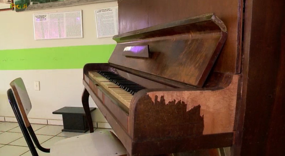 Piano que pertencia a família que morreu em acidente tem relatos de moradores sobre tocar sozinho — Foto: TV Clube