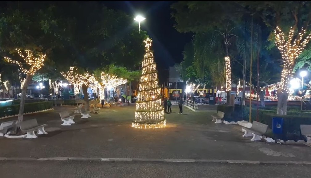 A decorao natalina em Angatuba deixou a praa da matriz mais iluminada  Foto: Prefeitura de Angatuba/Divulgao
