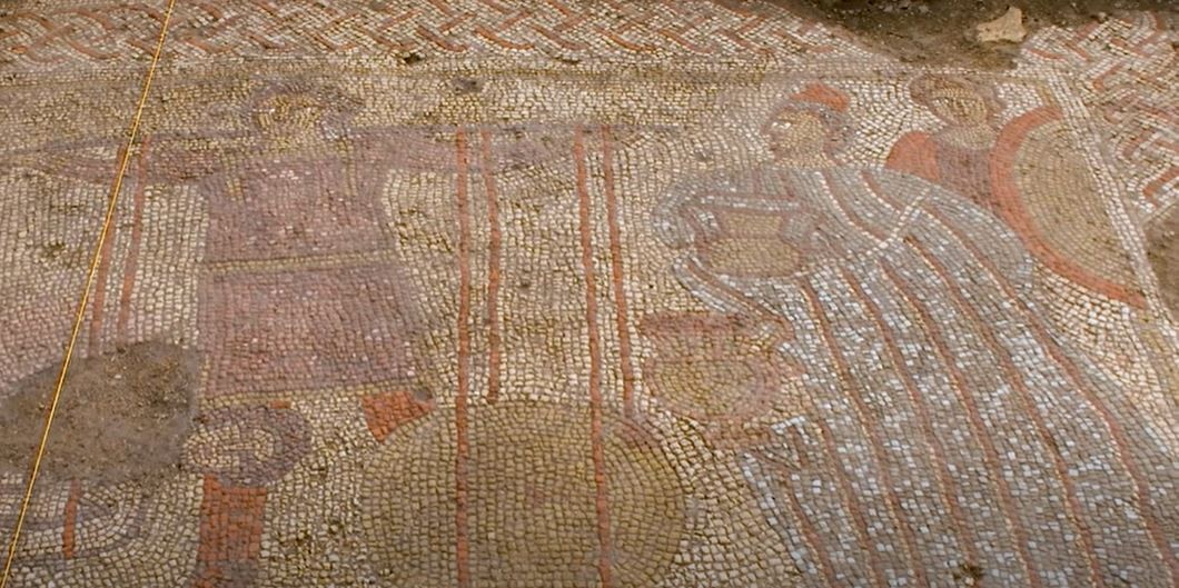 Raro mosaico romano foi descoberto abaixo de fazenda em Rutland, na Inglaterra (Foto: University of Leicester/Reprodução/Youtube)