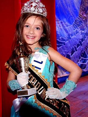 Giovanna Alparone, de 6 anos, posa com sua faixa e troféu de Mini Miss World Universe 2015. (Foto: Divulgação)