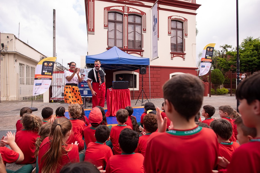 Crianças assistem a espetáculo na região metropolitana de Curitiba — Foto: Leal Fotografias