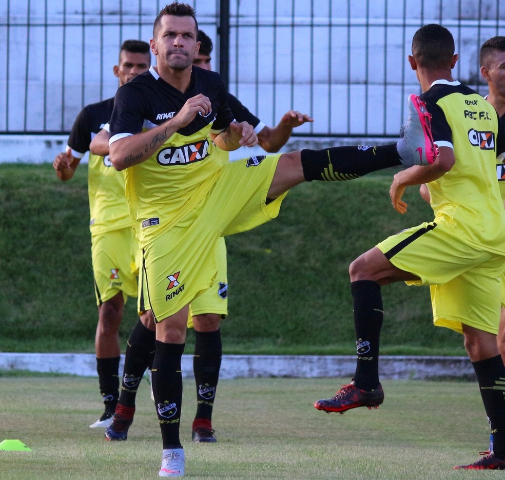 Eltinho foi o primeiro reforço do ABC para a Série B do Campeonato Brasileiro (Foto: Andrei Torrres/ABC)