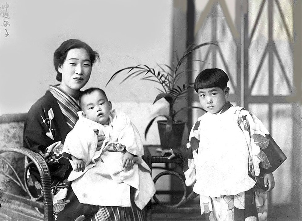 Emiko nos braços de sua mãe, Fuku Nakasako, com sua irmã Mieko — Foto: Emiko Okada/BBC