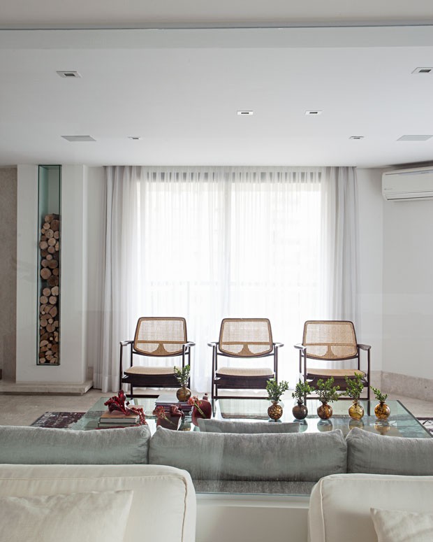 Ambientes amplos e design brasileiro em um apartamento de 240 m² (Foto: Gui Morelli)