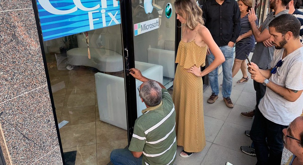 Chaveiro foi levado à loja onde cachorro estava preso no Recife para abrir a porta — Foto: Thiago Carvalho/WhatsApp