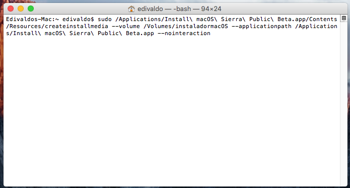 Executando o comando que cria o pendrive de instalação do macOS Sierra (Foto: Reprodução/Edivaldo Brito)