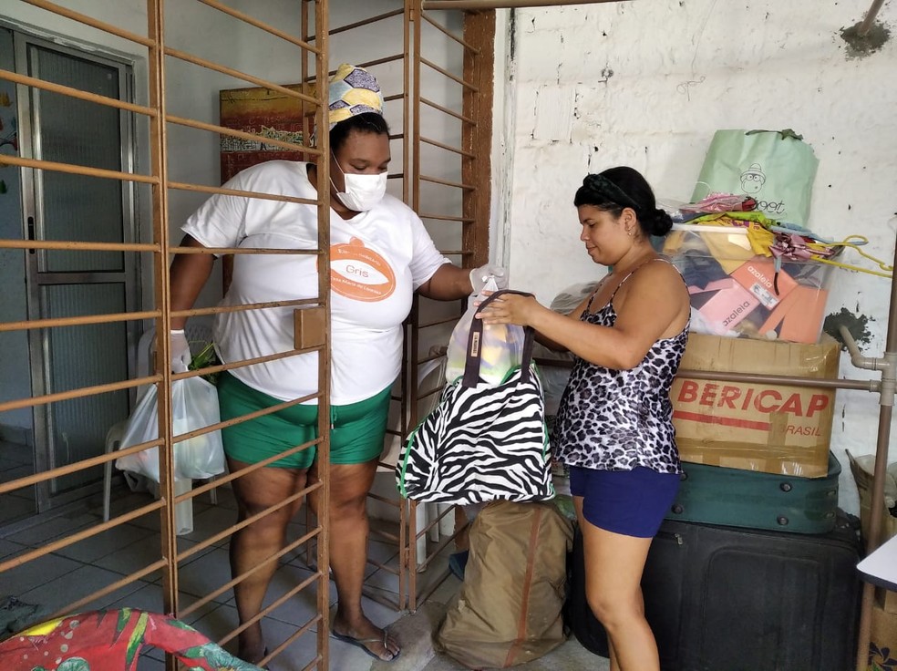 Joice Paixão (esquerda) é fundadora do Gris Solidário e articula doações de cestas básicas para moradores — Foto: Reprodução/WhatsApp