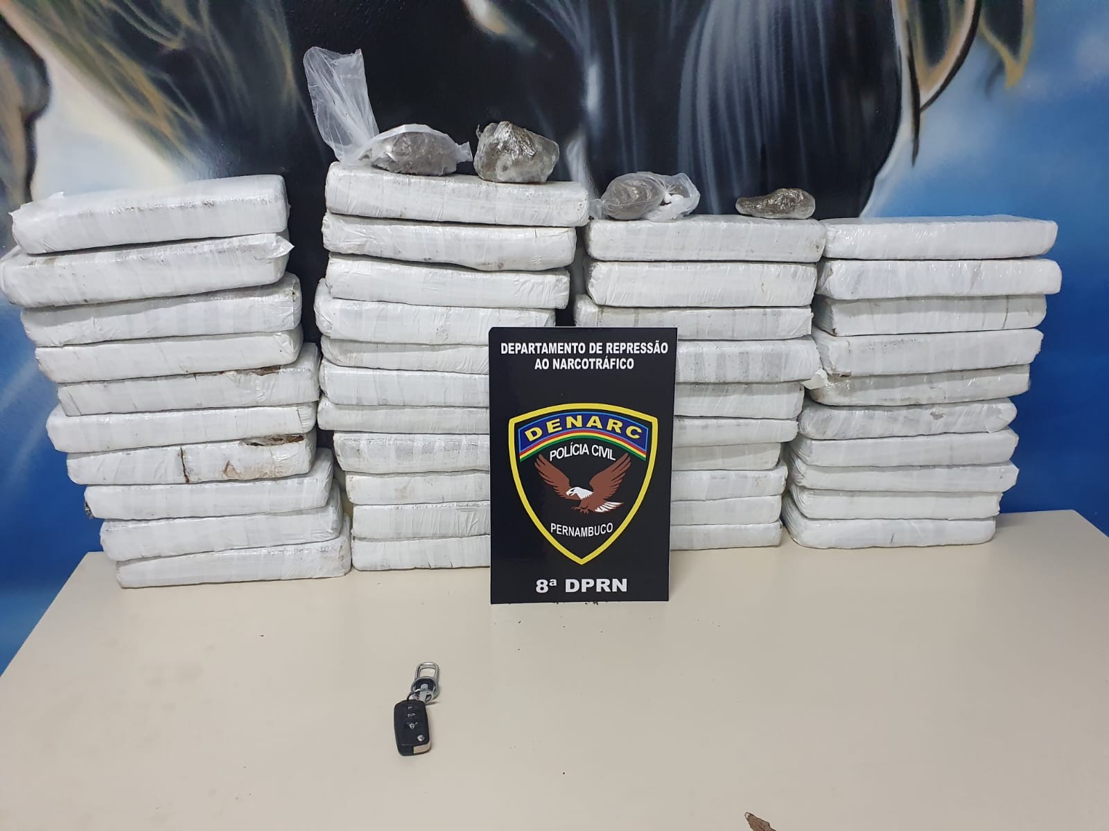 Casal suspeito de tráfico é preso com 27 kg de maconha em Arcoverde