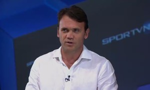 Pet elogia preparo físico de Léo Moura e pede despedida para o lateral no Fla