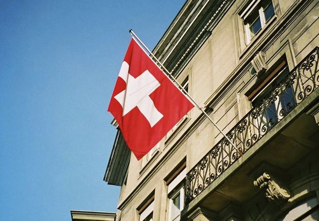 Bandeira da Suíça ; economia da Suíça ; bancos suíços ;  (Foto:  Fabrice Coffrini/AFP/Getty Images)