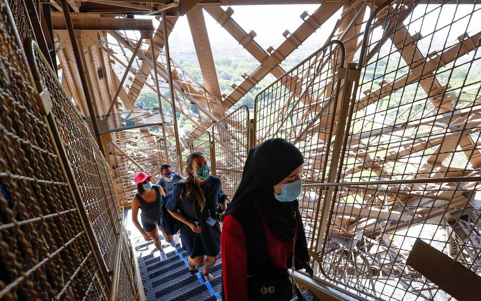 Turistas sobem escadas da Torre Eiffel nesta quinta-feira — Foto: Thomas Samson / AFP Photo