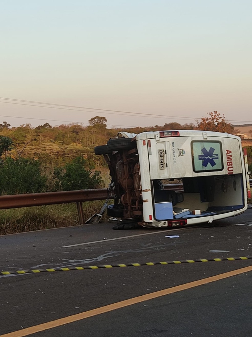 As informações preliminares apontam que uma paciente, que estava sendo transportada, e o motorista morreram. — Foto: Prefeitura de Nova Alvorada do Sul