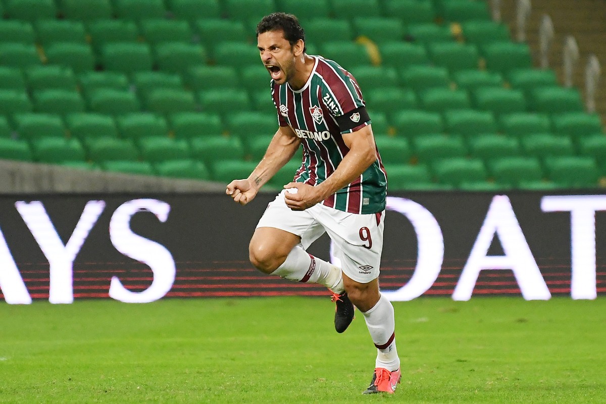 Fred vê partida sólida do Fluminense, reclama do gramado, e avisa: "Nível vai subir" - Vimarsana News