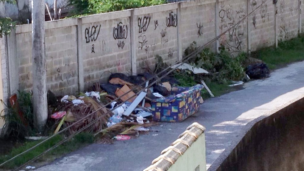 Muro em Guaratiba antes da intervenÃ§Ã£o: lixo e pichaÃ§Ãµes â€” Foto: ReproduÃ§Ã£o/TV Globo