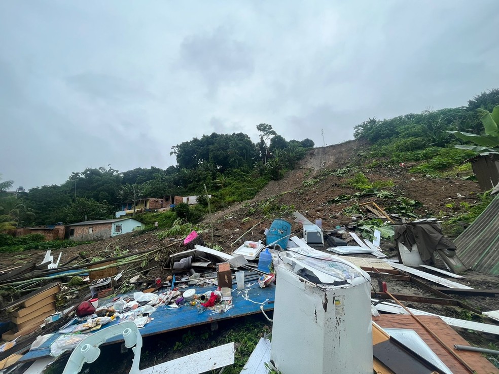 Deslizamento ocorreu durante a madrugada desta segunda (20), em Manaus.  — Foto: Nainy Castelo Branco/Rede Amazônica. 