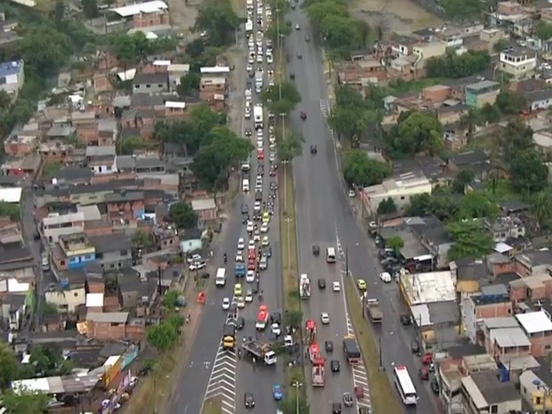 A manhã desta sexta-feira (4) foi marcada por acidentes na Avenida Brasil (Foto: Reprodução/ TV Globo)