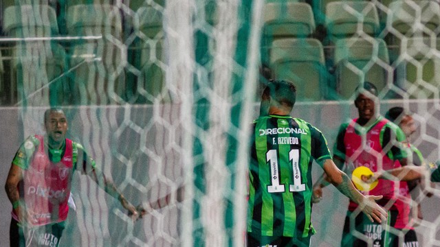 Felipe Azevedo comemora gol pelo América-MG