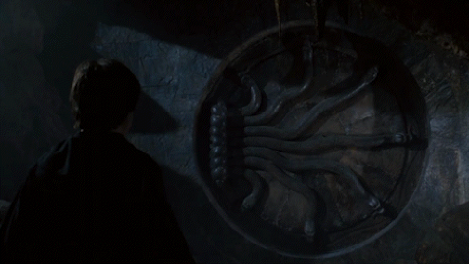 Cena em que Harry Potter abre a Câmara Secreta falando a língua das cobras