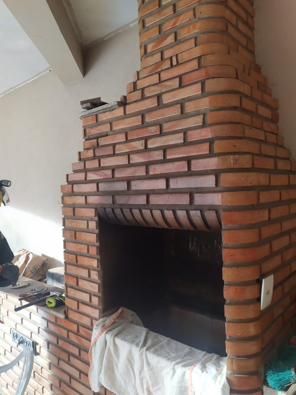 Bombeiros precisaram remover alguns tijolos para fazer resgate — Foto: Corpo de Bombeiros/Divulgação