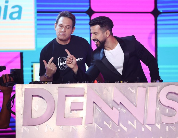 Luís Ricardo aprende a discotecar com Dennis DJ no Teleton 2021 (Foto: Manuela Scarpa e Iwi Onodera/Brazil News)
