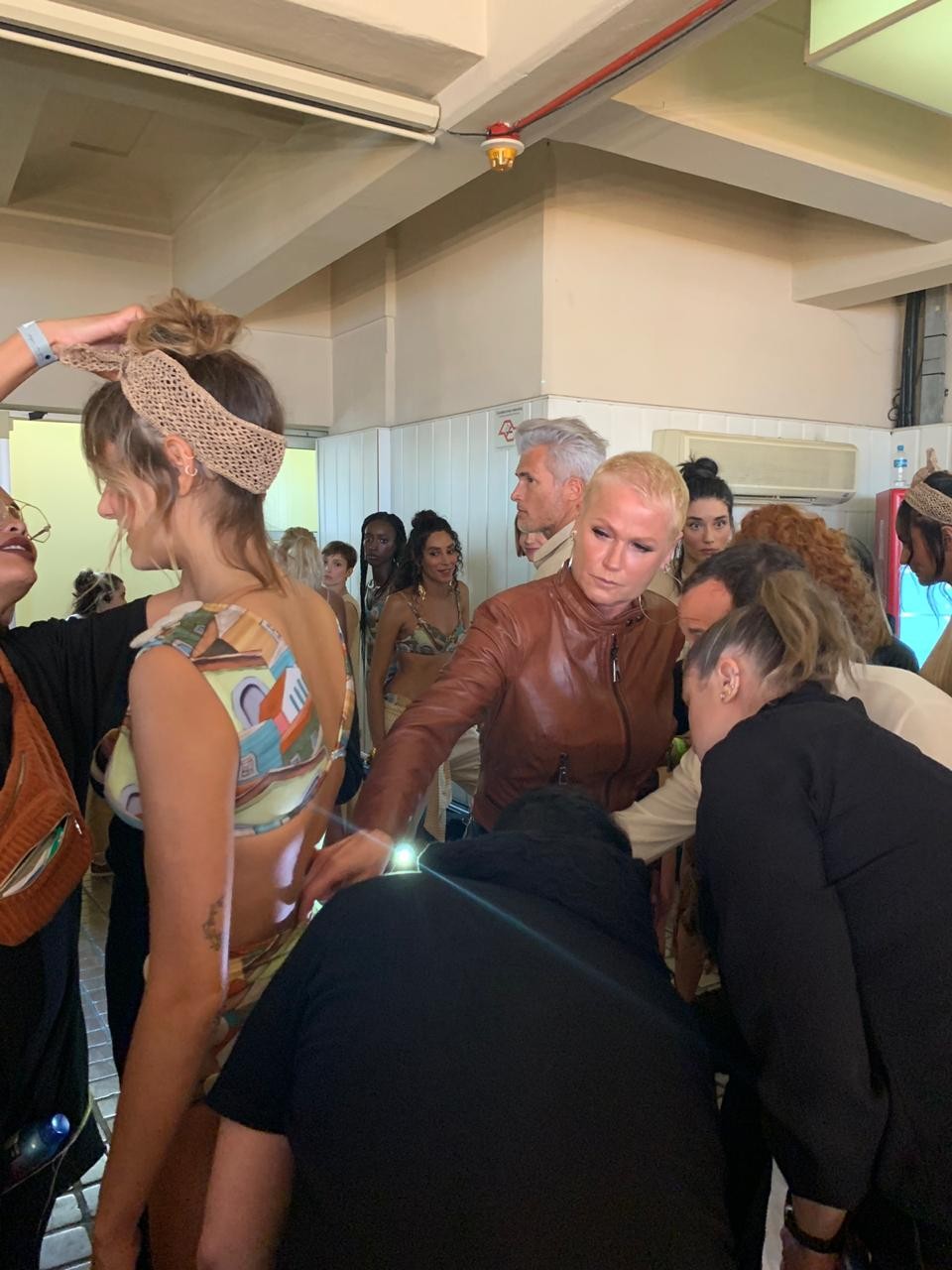 Xuxa ajuda na finalização do look de Sasha Meneghel (Foto: Divulgação)