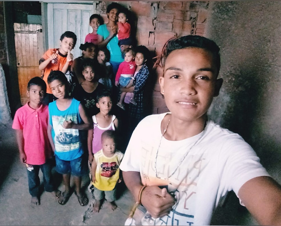 Sidneia (ao fundo) rodeada de todos os filhos na casa onde moram em Itaquaquecetuba â Foto: Odilon da Silva Vieira/Arquivo Pessoal